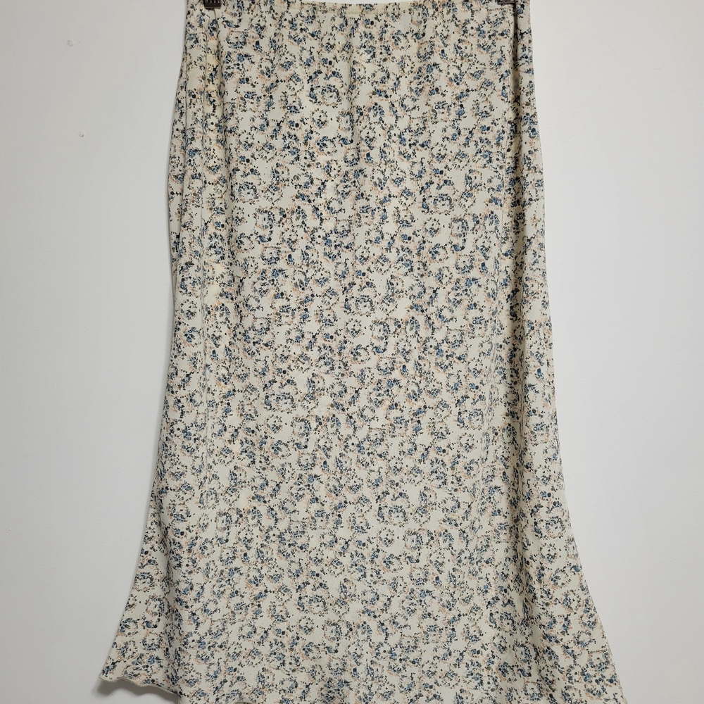 Suzy Shier Cream and Blue Patterned Midi Skirt